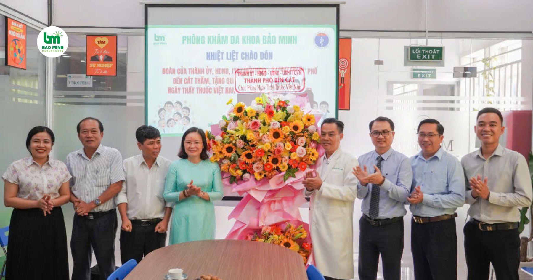 Lãnh đạo Bến Cát đến chúc mừng Bảo Minh