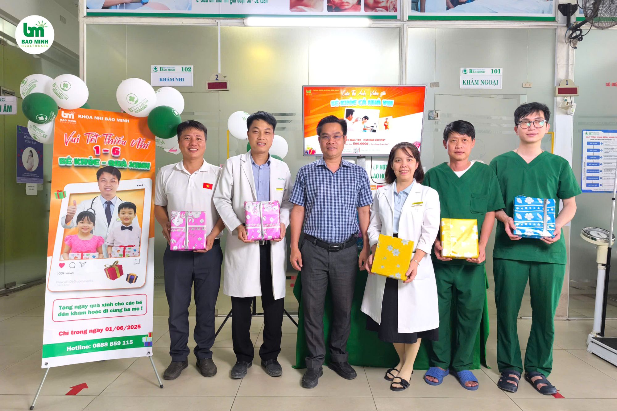 Tặng quà cho con em nhân viên